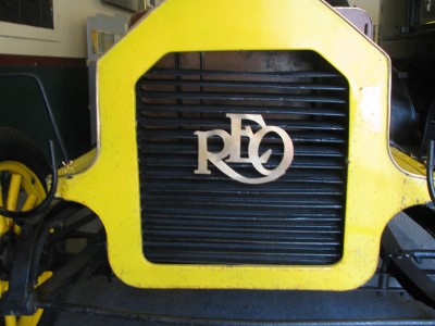 1909_Reo_grill_and_logo.jpg