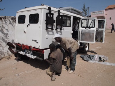Pose d'un coffre arrière, au Sénégal