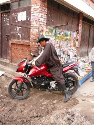 Un motard Tibétain, pas très à l'aise ...