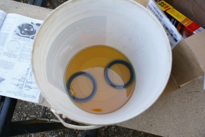 faire tremper les joints spi de moyeu dans l'huile de pont pendant 1 heure