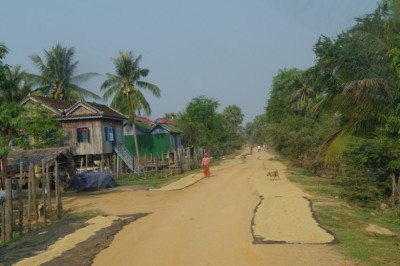 17-Cambodge-le riz seche dans le village.JPG