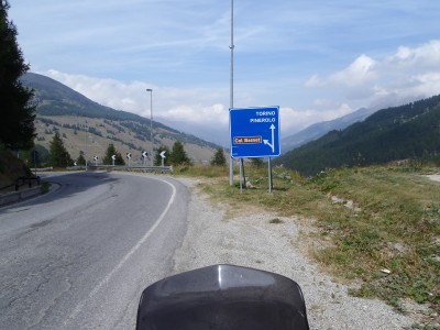 a la sortie de la station de Sestriere en Italie, a gauche