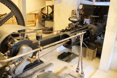 Musée de la boisselerie (fabrication des boite a fromage en bois) Machine a vapeur qui fonctionne toujours