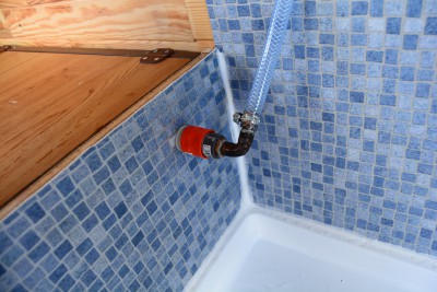 j'ai mis un système aquastop gardena pour pouvoir débrancher et rebrancher le flexible de douche même avec le circuit en pression....