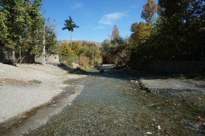 4 km de rivière/route pour atteindre le petit resto rafraîchissant de Sirch