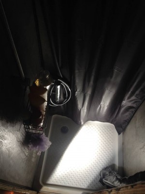 La douche à finir avec des baguettes de finitions, pose d'un mitigeur thermo-statique pour ne plus se bruler les fesses ;)