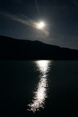 un lac en espagne de nuit